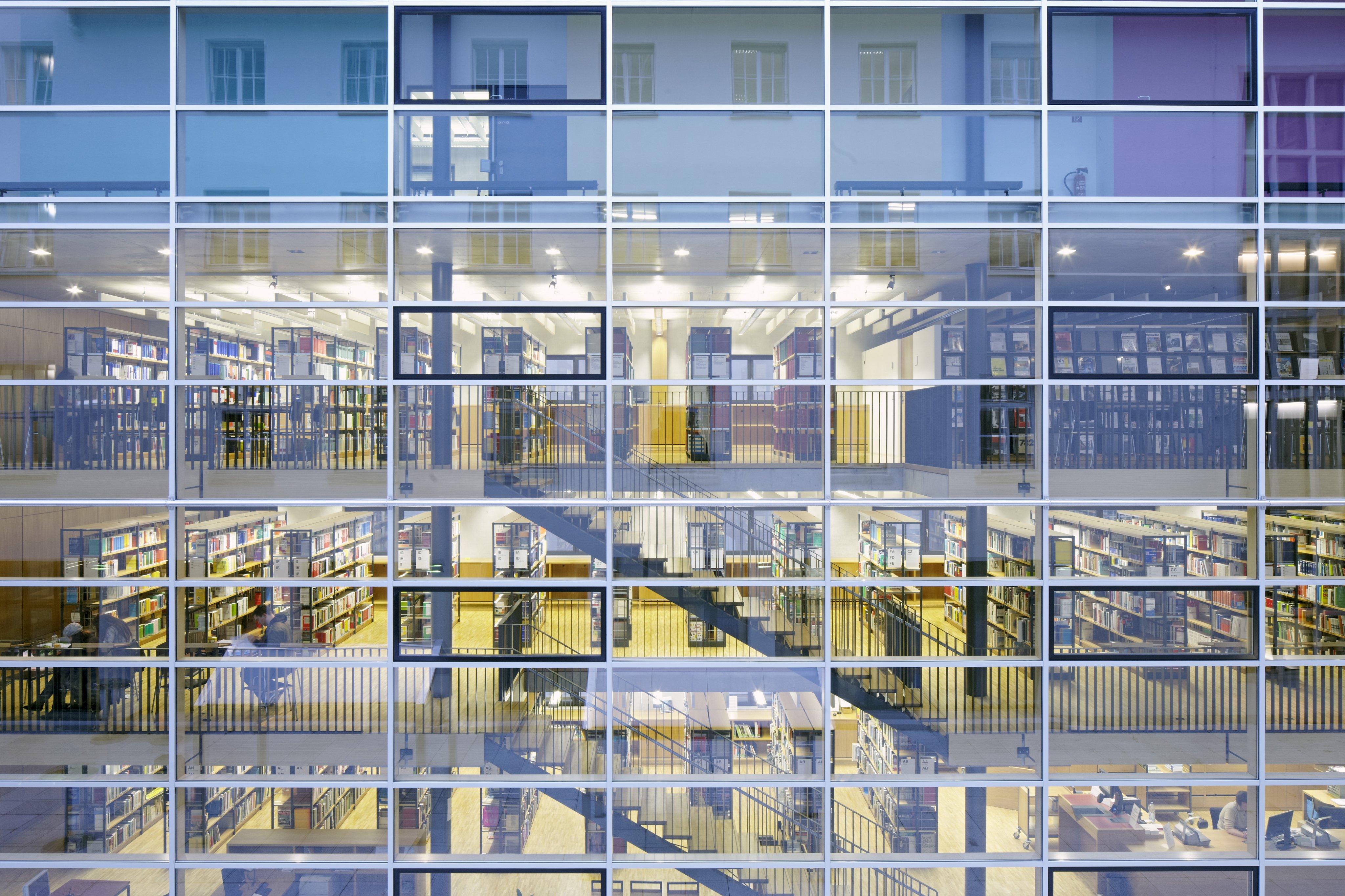 Glasfront der Bibliothek bei Tag