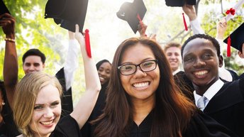 Alumni werfen ihre Barette in die Luft