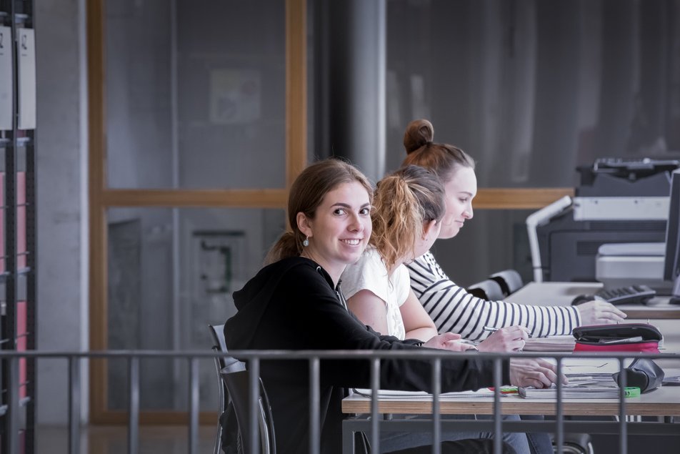 Drei Studentinnen beim Lernen