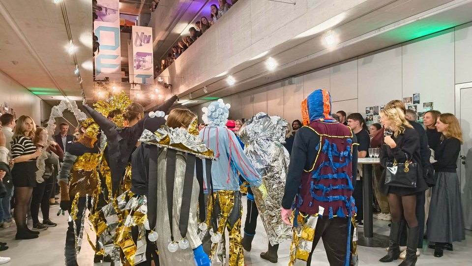 Studierende bei einer Performance bei der Eröffnung der BEST OF 2024 Ausstellung