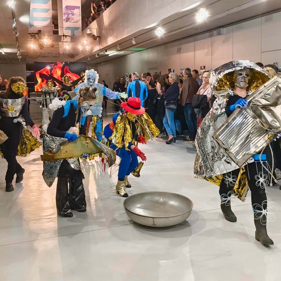 Studierende bei einer Performance bei der Eröffnung der BEST OF 2024 Ausstellung