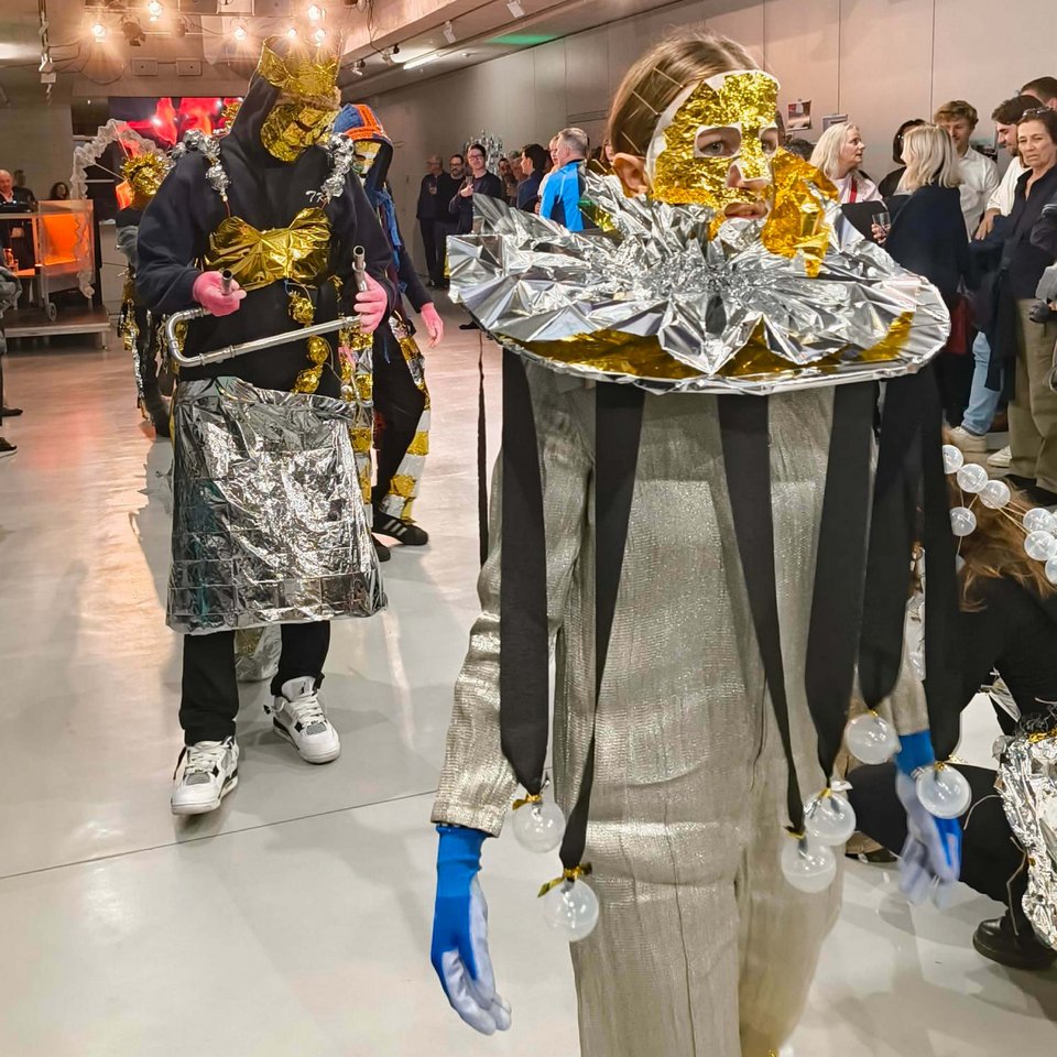 Studierende bei einer Performance bei der Eröffnung der BEST OF 2024 Ausstellung