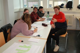 Eine Gruppe von Studierenden lernt gemeinsam