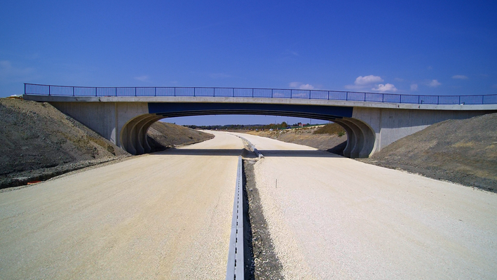 Eine Straße über die eine Brücke führt im Bau