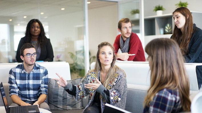 Eine Gruppe von Studierenden diskutiert