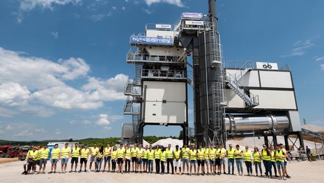 Eine Gruppe von Studierenden mit Warnwesten