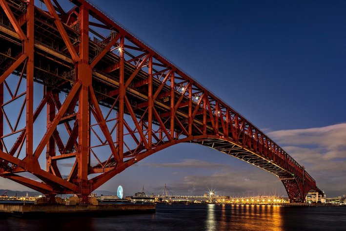 Eine Brücke bei Nacht