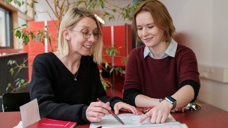 Eine Studentin wird von einer Mitarbeiterin beraten