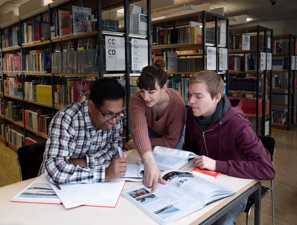 Personen in einer Bibliothek