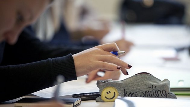 Studentin mit Schreibutensilien