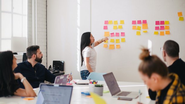 Studierende bei Gruppenarbeit