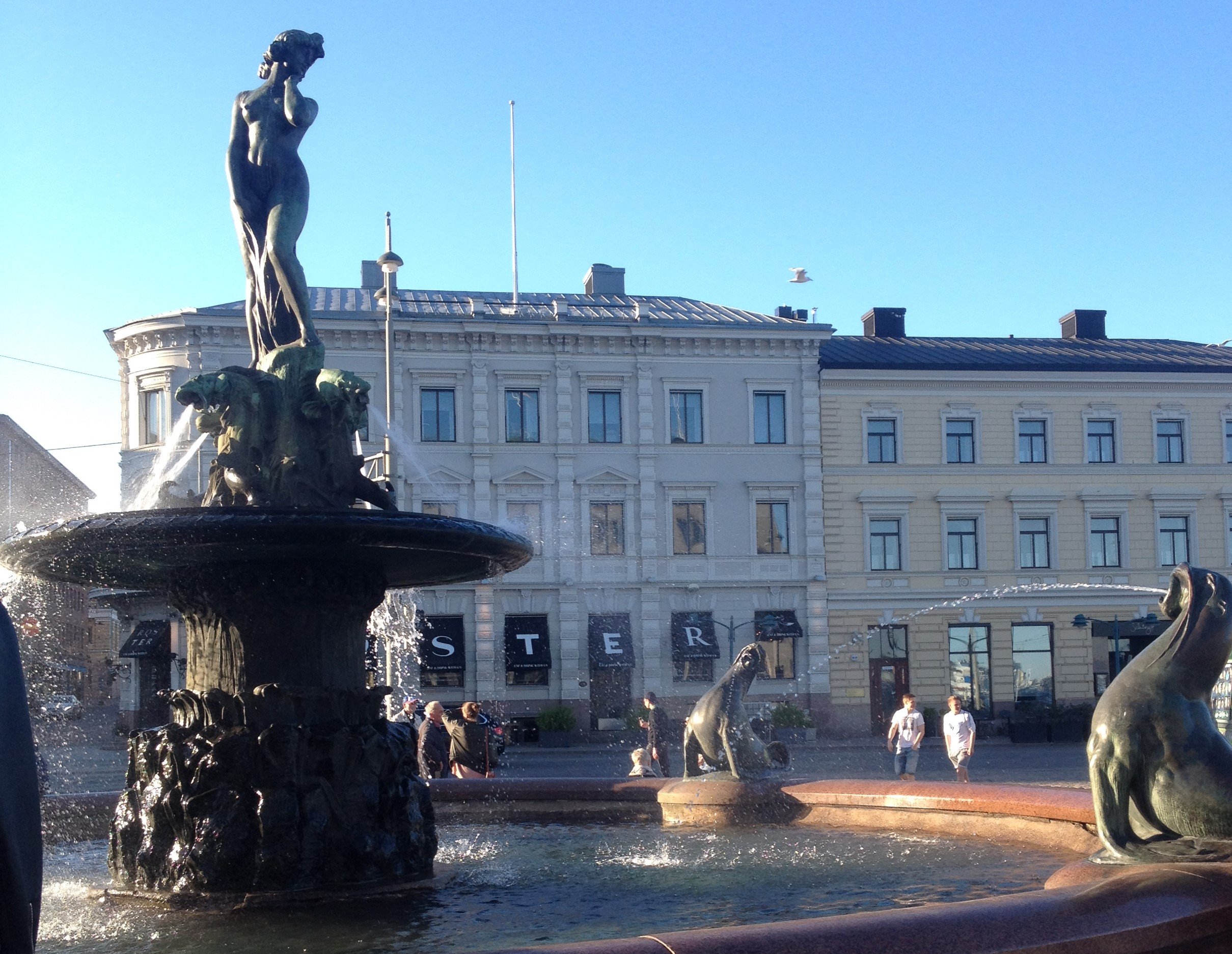 city-view-with-fountain-Helsinki.jpg